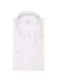 Weißes Hemd mit regulärem Kragen, blauen Akzenten unter dem Kragen und einer Brusttasche mit Knopfverschluss.