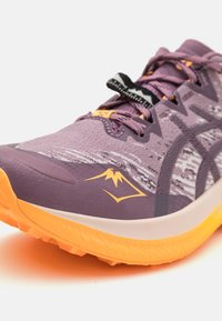 ASICS FUJI LITE 5 - Trail hardloopschoenen - dusty mauve/dark aubergine