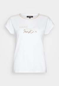 Hvid kortærmet t-shirt med rund halsudskæring og guldaccentkant. Har teksten "en lomme fuld af solskin" i metallisk guld.