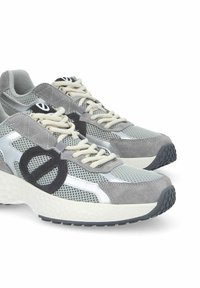 Scarpe sportive grigie realizzate con una combinazione di materiali in camoscio e mesh, dettagli neri, suola imbottita e un motivo di battistrada testurizzato.