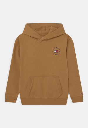 Brauner Kapuzenpullover mit Fronttasche, verstellbarer Kapuze und rundem Logo mit der Aufschrift "Tommy Hilfiger" sowie Farbfeld-Design. Weicher Stoff.