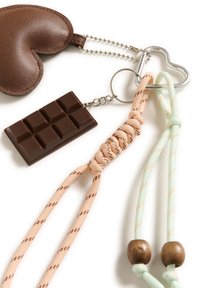 Porte-clés en cuir marron en forme de cœur, breloque en forme de barre chocolatée, cordons pêche et menthe avec perles en bois, et anneau de porte-clés en forme de cœur en argent.