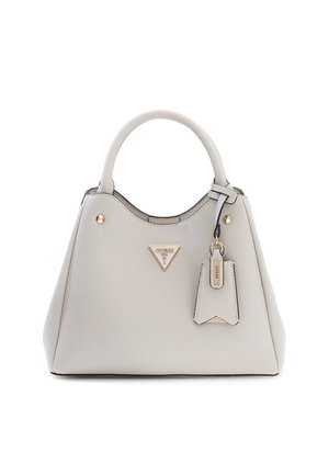 Hellgraue Lederhandtasche mit abgerundetem Griff, goldfarbenen Beschlägen und einem dreieckigen Guess-Logo auf der Vorderseite mit einem hängenden Anhänger.