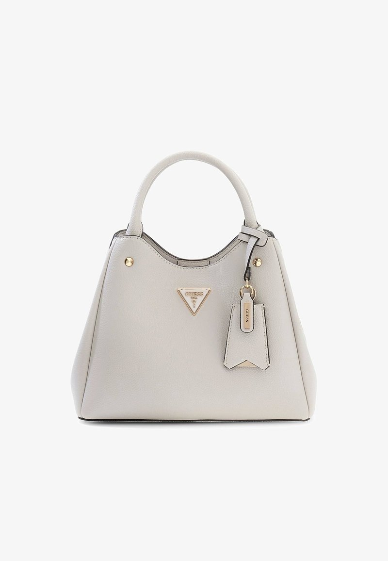 Sac à main en cuir gris clair avec poignée arrondie, ferrures dorées et logo triangulaire Guess sur le devant avec une étiquette suspendue.