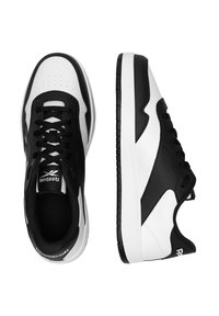 Para czarnych i białych butów sportowych Reebok, jeden przedstawiony z góry, drugi w profilu bocznym, z widocznymi sznurowadłami i logotypem.