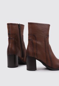Sandra Fontán Bottines - camel