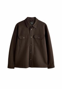 Chaqueta marrón de botones con cuello, dos bolsillos en el pecho y botones a presión; hecha de una tela suave con una textura lisa.