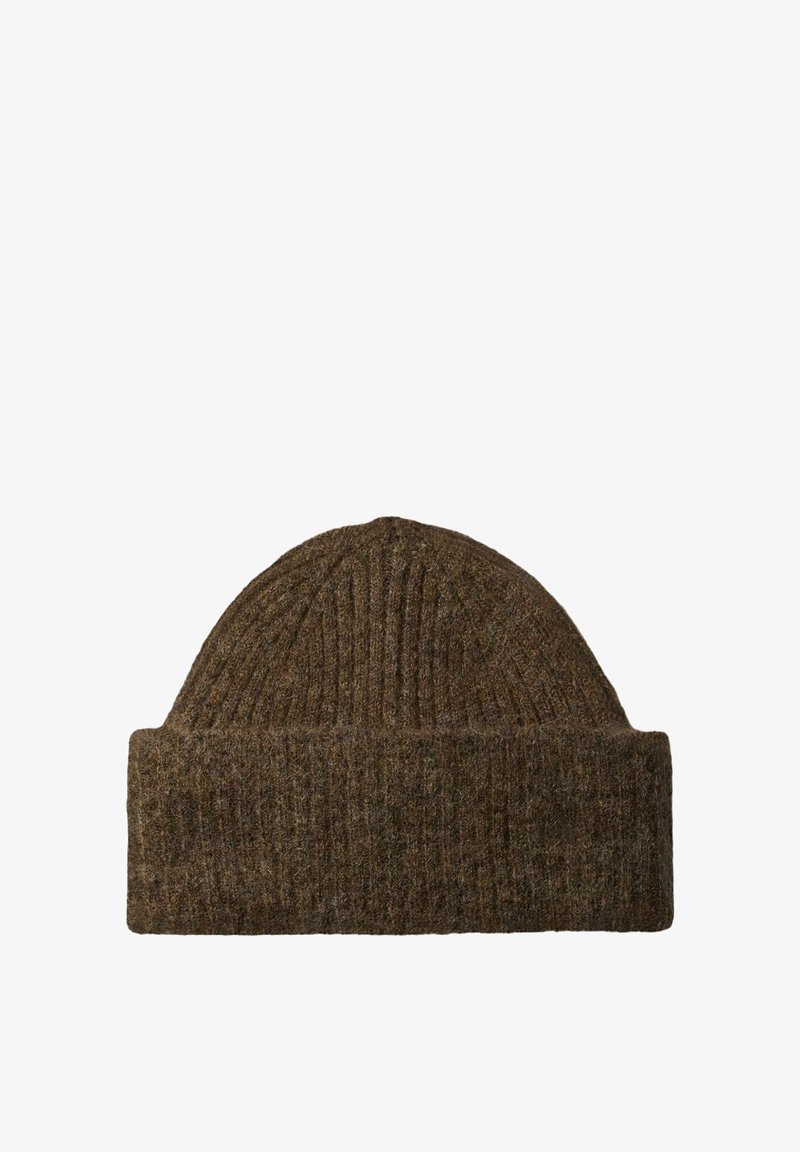 Bonnet marron tricoté en laine. Présente un design côtelé avec un revers plié. La texture est douce avec une légère peluche.