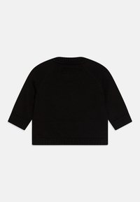 Maglione nero lavorato a maglia con una forma squadrata, maniche a raglan e orlo a coste. Design minimalista, con un piccolo etichetta sul retro.