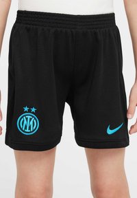 Crne atletske kratke hlače s mrežastom teksturom. Imaju plavi izvezeni logo i dvije zvijezde, te plavi Nike swoosh na donjoj strani.