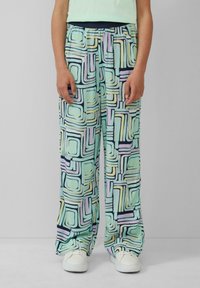 Lichte, wijde broek met een geometrisch patroon in mintgroen, lavendel, geel en marineblauw, met een elastische tailleband en een ontspannen pasvorm.