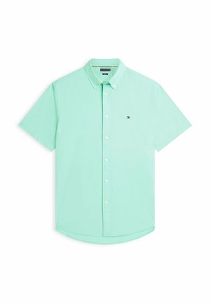 Camisa de manga corta en verde claro con botones, pequeño logo en el pecho y cuello abotonado, colocada plana sobre un fondo blanco.