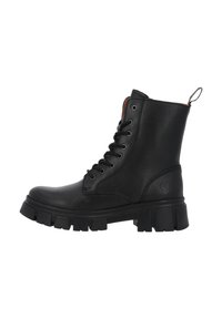 Bota de combate de cuero negro con cordones, suela gruesa, altura hasta el tobillo, tira en la parte trasera y logotipo sutilmente grabado cerca del talón.