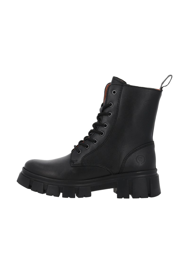 Bota de combate de cuero negro con cordones, suela gruesa, altura hasta el tobillo, tira en la parte trasera y logotipo sutilmente grabado cerca del talón.