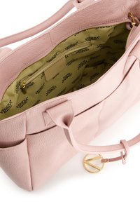Roze lederen handtas met een textuur buitenkant, een ruime binnenkant met een gouden rits en gouden hardware-accenten. Voering met een logo-patroon.