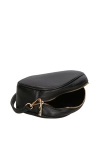 Borsa a tracolla nera in pelle con chiusura a zip, forma ovale piatta, hardware dorato e superficie texture. L'interno sembra spazioso.