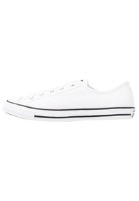 Hvite lågte sneakers med en glatt læroverdel, svart stripet såle og rund tå. Har seks hull for lisser og flate lisser.