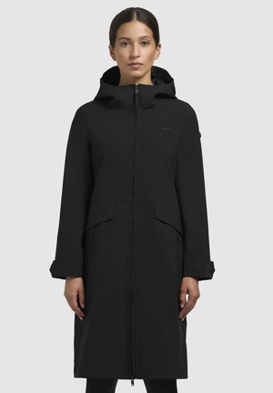 Manteau imperméable noir avec capuche, fermeture éclair à l'avant, poches latérales et poignets ajustables. Présente une texture de tissu lisse et élégante.
