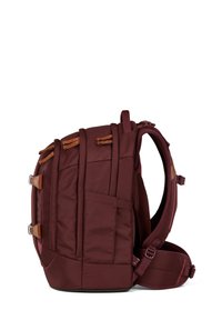 Zaino bordeaux realizzato in tessuto resistente, con spallacci regolabili, dettagli in pelle e molteplici tasche. Design strutturato con profilo laterale.