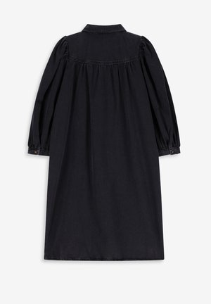 Robe en denim noir avec un col, des manches longues ballon et des détails froncés à l'arrière. Elle possède des poignets boutonnés et une silhouette droite.