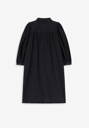 Robe en denim noir avec un col, des manches longues ballon et des détails froncés à l'arrière. Elle possède des poignets boutonnés et une silhouette droite.