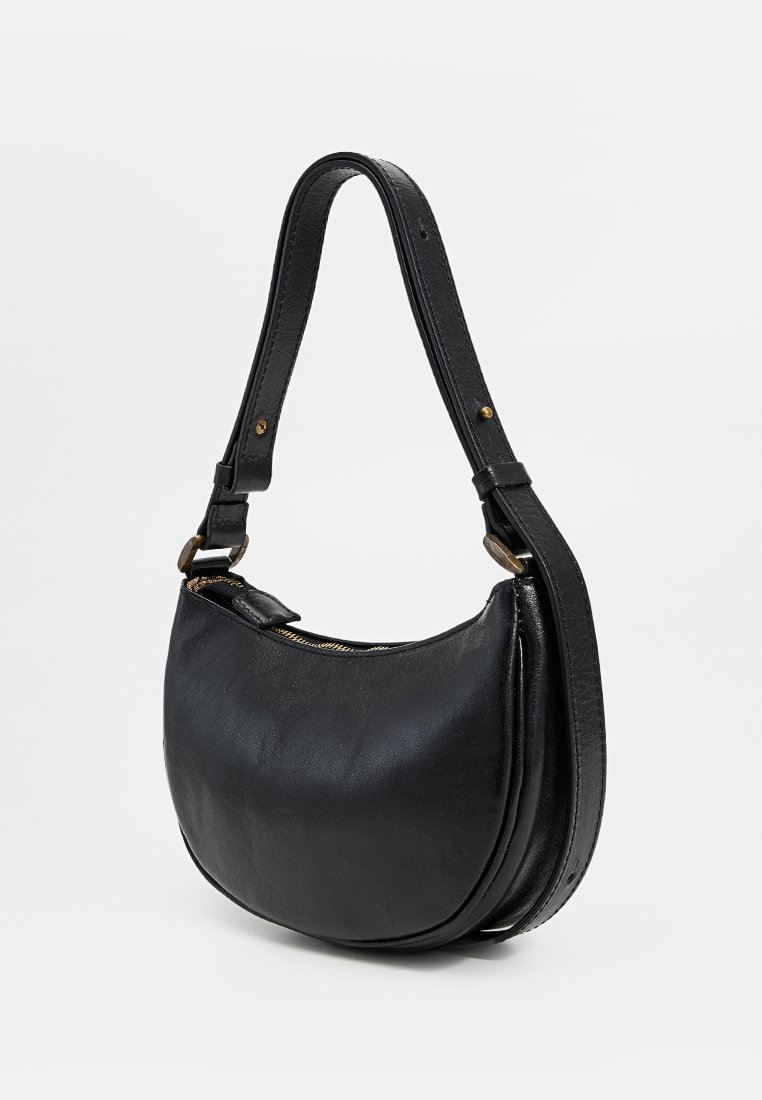 Czarna skórzana torba na ramię o zakrzywionym kształcie, regulowanym pasku, złotych akcentach i zapięciu na zamek. Gładka faktura.