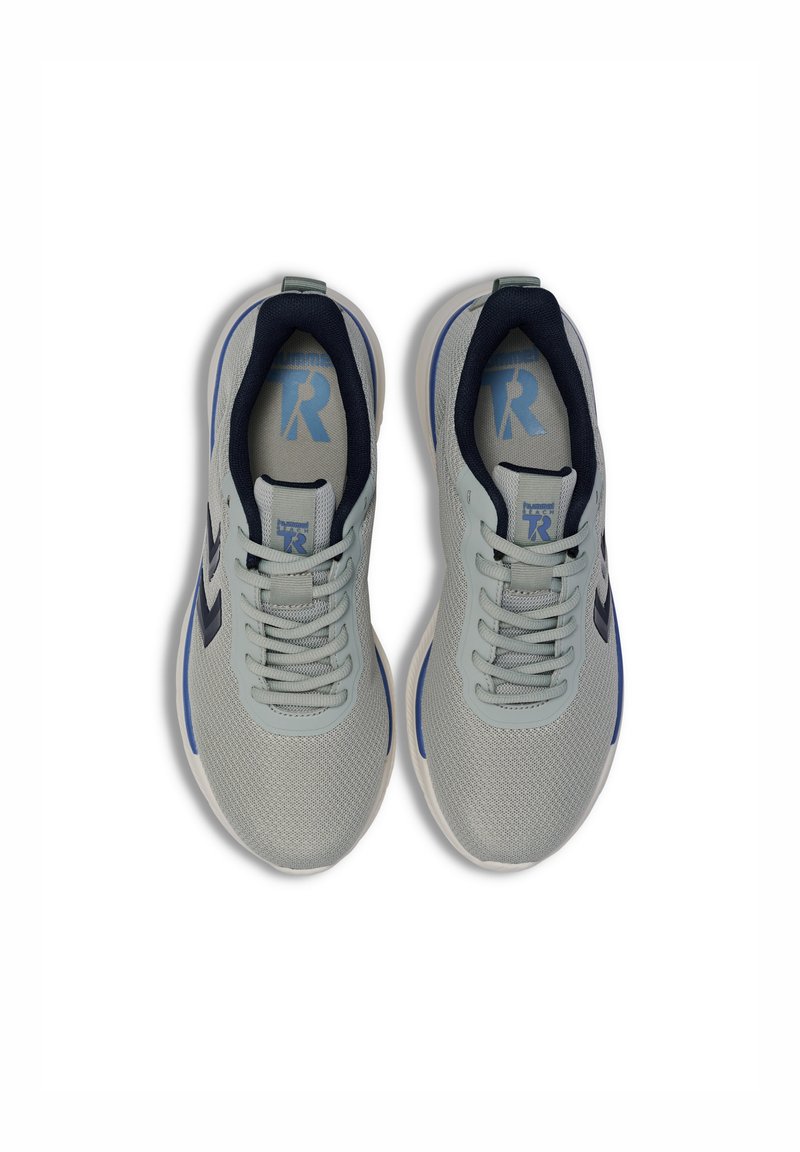 Zapatillas deportivas de color gris claro con parte superior de malla texturizada, acentos en azul oscuro y una suela blanca en contraste. Los cordones pasan a través de ojales para un ajuste seguro.