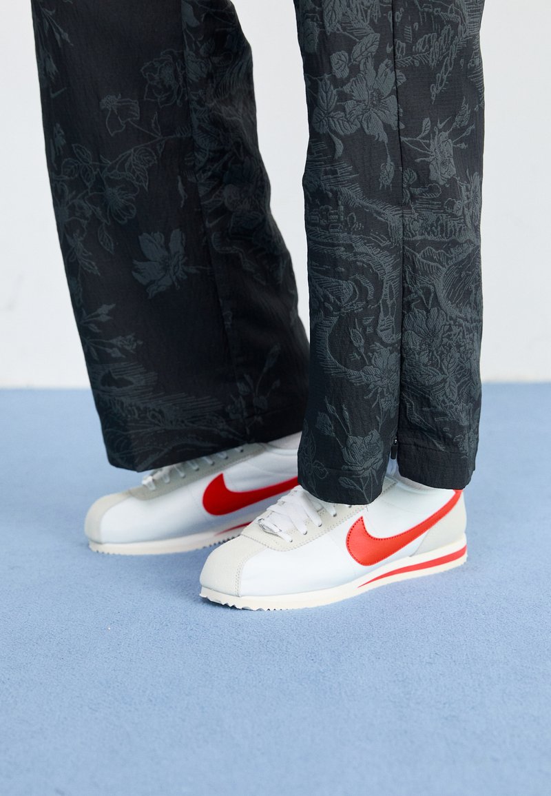 Nike Sportswear CORTEZ Sneakers laag white/picante red/sail