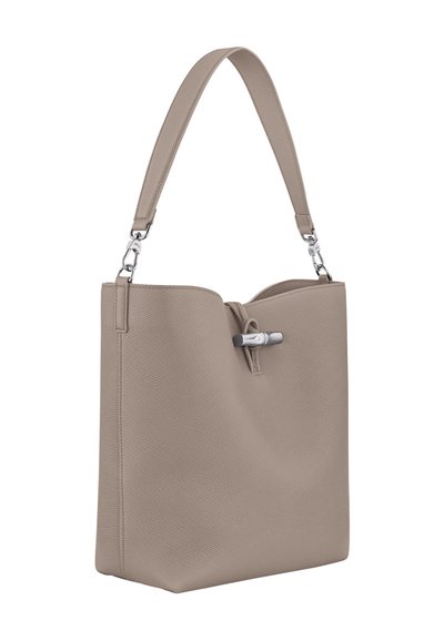 Beige Leder-Handtasche mit strukturiertem Oberfläche, ausgestattet mit einem oberenverschluss, einem stabilen Griff und Metallakzenten.