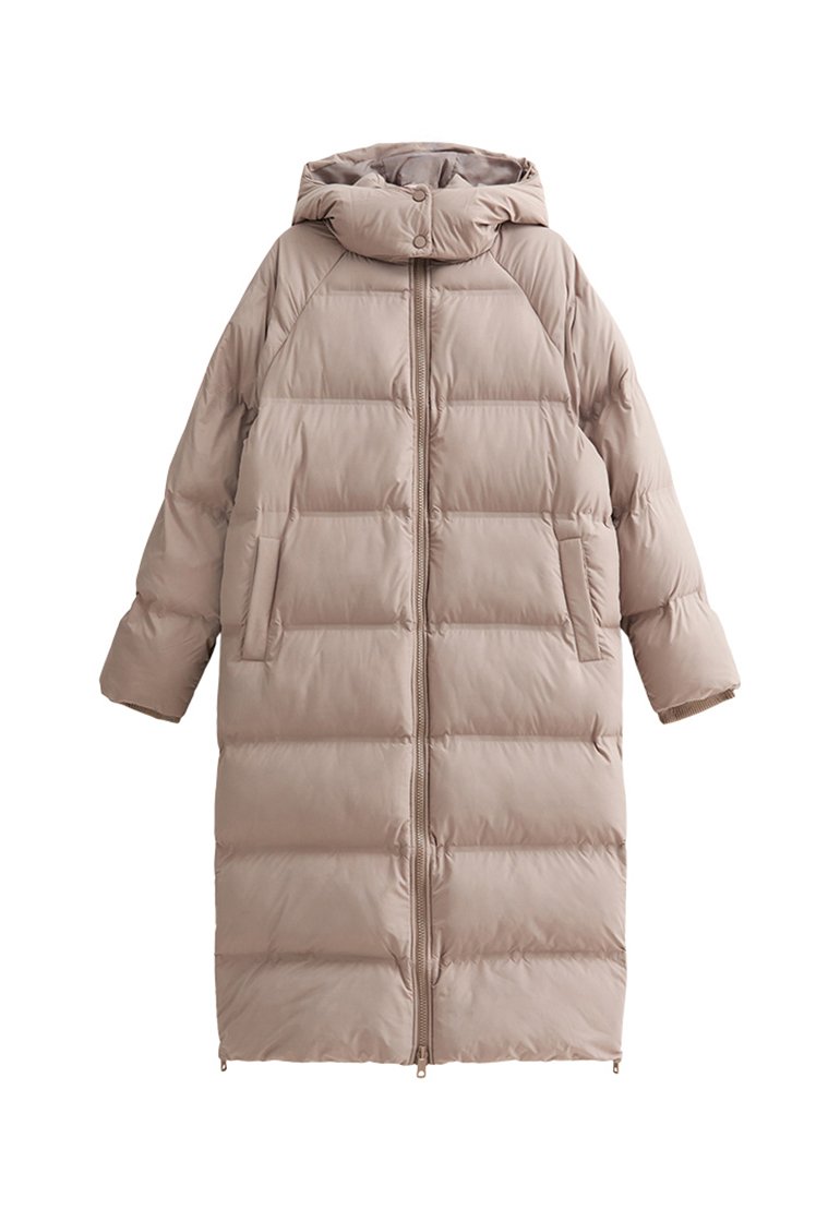 Beige Steppjacke mit Kapuze, mit einem steppartigen Design, durchgehendem Reißverschluss und seitlichen Taschen, aus weichem, leichtem Material gefertigt.