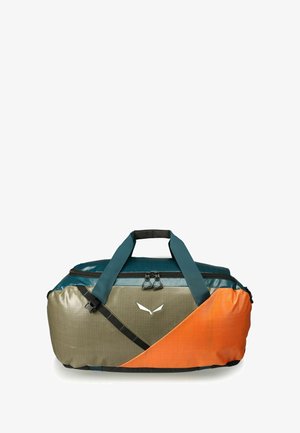Borsa a duffel con pannelli in teal, grigio e arancione, cerniera nera, manici doppi e tracolla, posizionata su uno sfondo bianco.