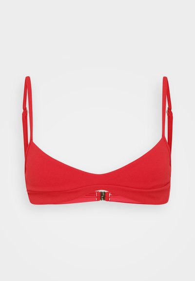 Červený bikiny top s tenkými nastaviteľnými ramenami, hladkým povrchom a zapínaním na prednej strane. Mierne zakrivený dizajn pre pokrytie a podporu.