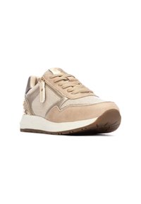 Zapatillas beige con una combinación de materiales de ante y malla, que presentan una cremallera lateral, acentos texturizados y una suela blanca con una banda marrón.