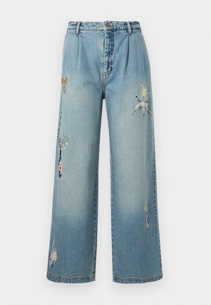 Φαρδιά τζιν παντελόνια σε ανοιχτό μπλε χρώμα, με κεντημένες λεπτομέρειες, όπως πεταλούδες και φυτά. Διαθέτει κούμπωμα με κουμπί και πέντε τσέπες.