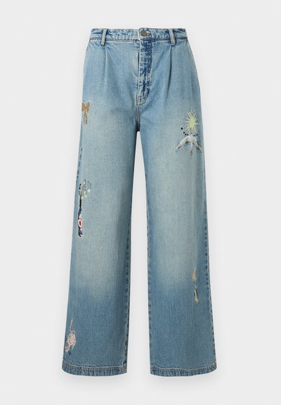 Φαρδιά τζιν παντελόνια σε ανοιχτό μπλε χρώμα, με κεντημένες λεπτομέρειες, όπως πεταλούδες και φυτά. Διαθέτει κούμπωμα με κουμπί και πέντε τσέπες.