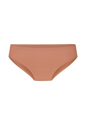 Nahtlose hellbraune Damen-Hipster-Unterwäsche aus glattem Stoff mit mittelhohem Bund, dargestellt vor weißem Hintergrund.