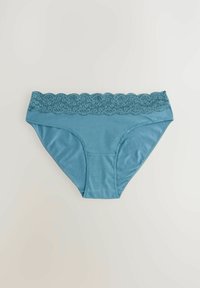 Shorty en coton bleu canard avec une taille en dentelle festonnée. Texture lisse et design couvrant totalement. Pas de motifs ni d'ornements supplémentaires.