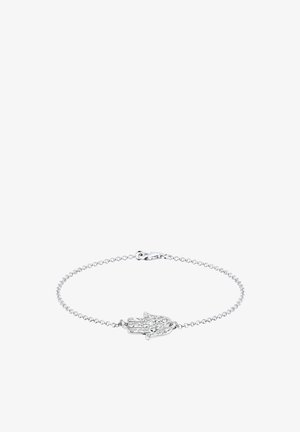 Bracelet en chaîne argentée avec un charme en forme de main orné de petits strass transparents, créant un détail texturé. Fermoir à clip.