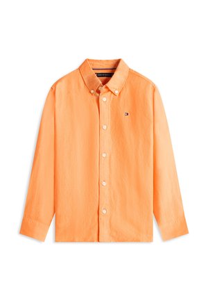 Camisa naranja de manga larga con botones, cuello y pequeño logo de Tommy Hilfiger en el pecho.