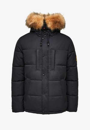 Zwarte pufferjack met een met bont gevoerde capuchon, een rits aan de voorkant, twee zijzakken en een gewatteerd ontwerp. Voorzien van verstelbare trekkoorden.