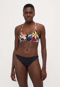 Bikini set s vícero barvami květinovým potiskem na topu s tenkými ramínky a jednobarevným černým spodním dílem. Materiál je hladký s mírným leskem.