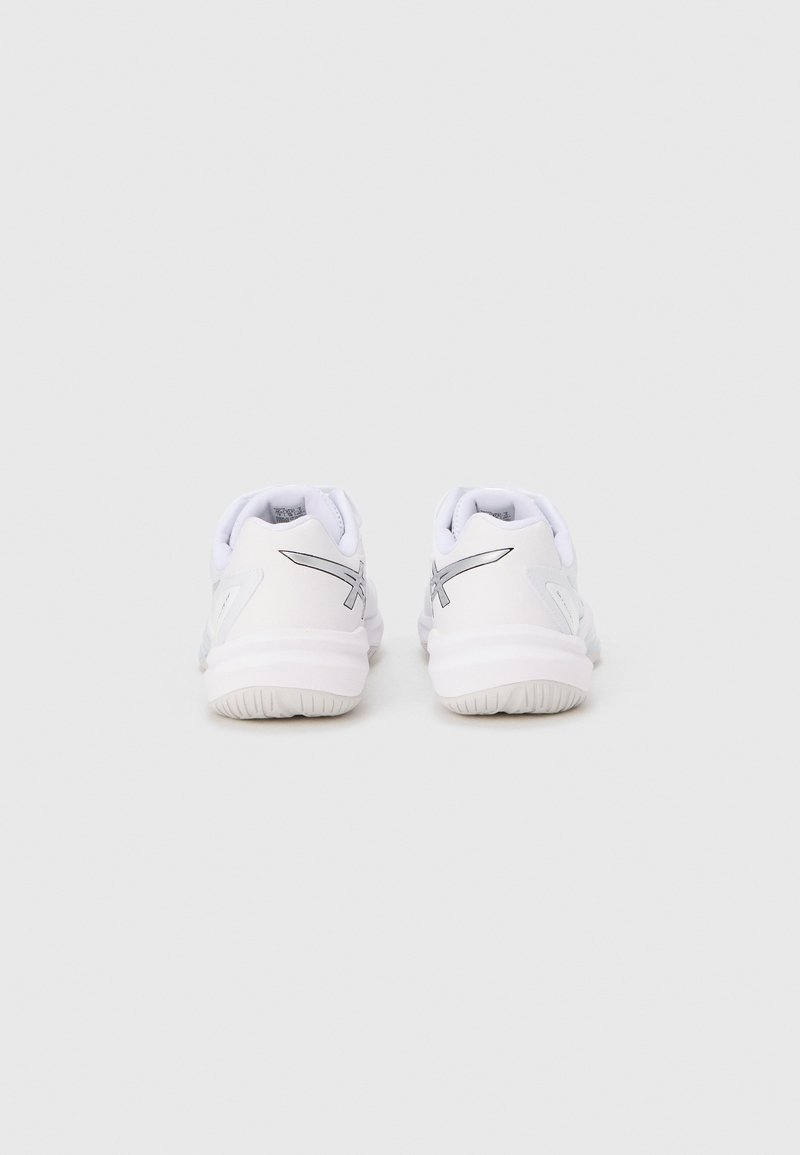 Paire de chaussures de sport blanches avec un logo argenté vue de dos sur un fond blanc uni.