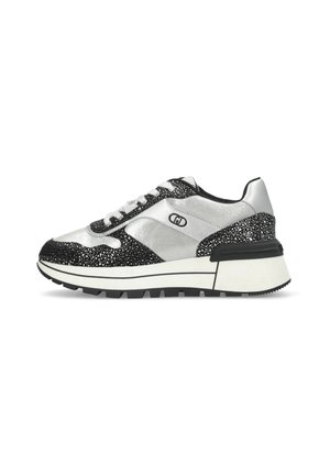 Sneakers metallici argento con accenti neri texturizzati, punta arrotondata, sistema di allacciatura frontale e suola bianca chunky. Presentano una sovrapposizione nera a fantasia.