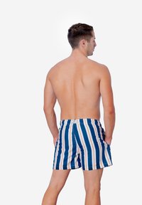 Costume da bagno a righe con strisce verticali blu, bianche e arancioni, vita elastica e taglio casual. Il materiale sembra leggero.
