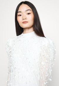 YAS Petite YASBEATE LS DRESS - CELEB - Oblečenie na špeciálnu príležitosť - star white