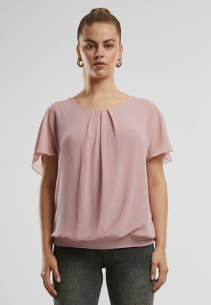 Kortærmet bluse i blød pink stof med plisseret detalje ved halsudskæringen, let draperet design og en tætsiddende talje.