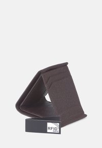 Brun RFID-säker plånbok med en texturerad yta, som har flera kortfack och en vikbar design för enkel åtkomst.