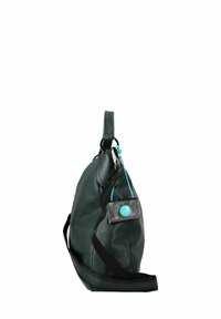 Borsa in pelle verde con una superficie texture, dotata di una tracolla nera e di un piccolo cartellino con un accento blu attaccato.