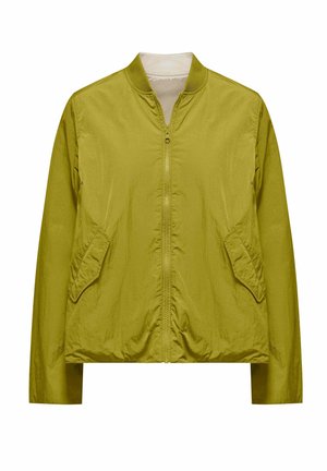 Giubbotto bomber leggero verde oliva con cerniera frontale e tasche diagonali con patta, caratterizzato da un colletto a coste e maniche lunghe.