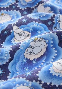 Könnyű anyag, amely Moomin karaktereket ábrázol fehér felhőkön, kék és sötét csillagos háttér előtt, textúrált megjelenéssel.
